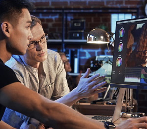 Zwei Kolorierer diskutieren über die Farbwiedergabe des ProArt Display PA32DC.