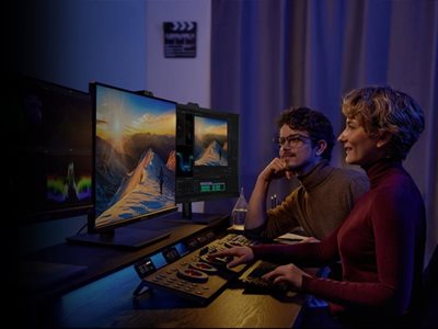 Zwei Filmemacher bei der Farbkorrektur mit Davinci Resolve auf dem ProArt Display PA32DC.