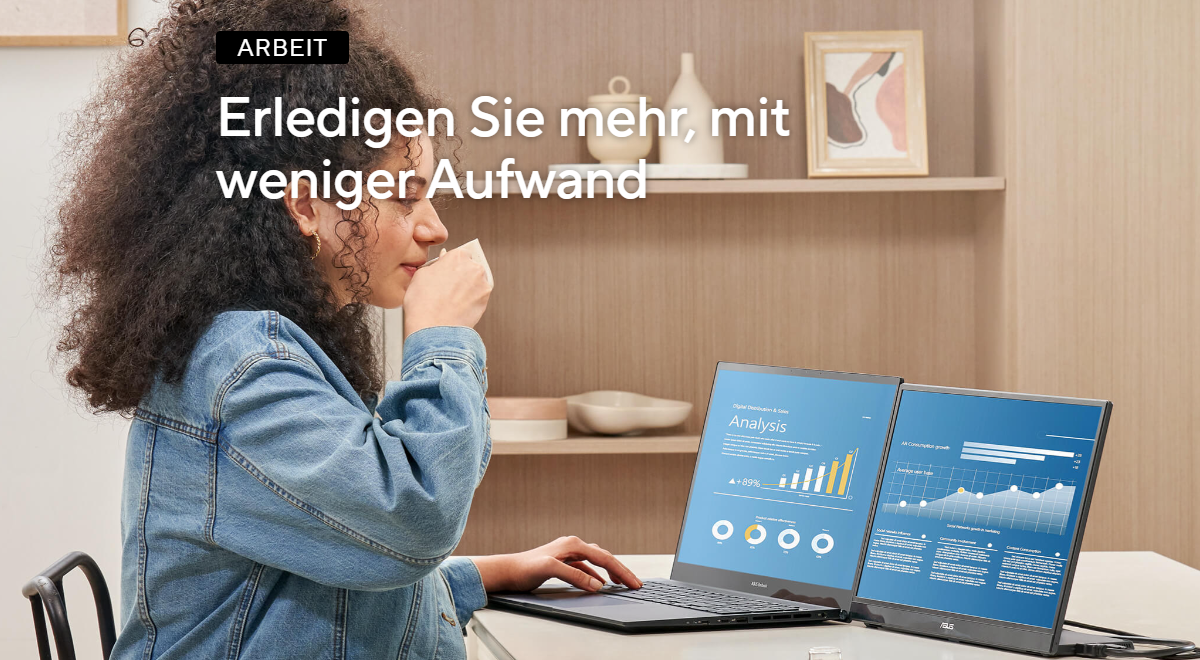 Ein junger Mann spielt Switch mit dem ZenScreen MB16QHG