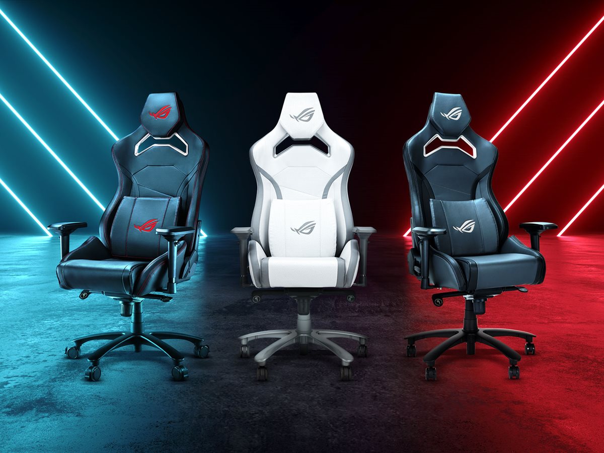 Drei Chariot X Core Gaming-Stühle in schwarzer, grauer und weißer Ausführung nebeneinander.