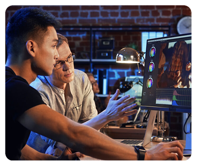 Zwei Kolorierer diskutieren über die Farbwiedergabe des ProArt Display PA27JCV.