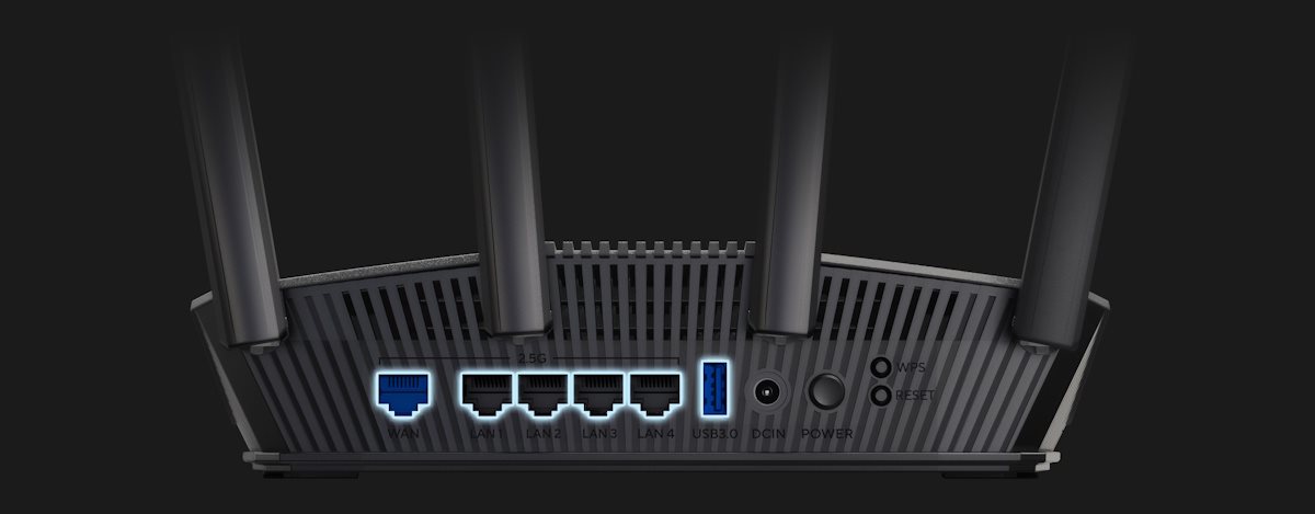 Rückseite des RT-BE82U mit E/A-Anschlüssen.