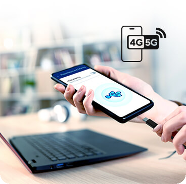 Eine Hand, die ein Mobiltelefon mit einem Router mit Mobile Tethering-Logo verbindet