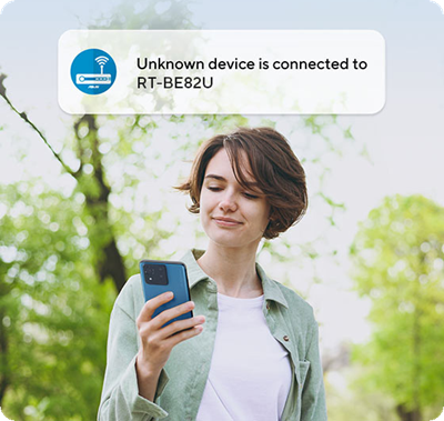 Frau schaut auf ihr Handy, um eine Benachrichtigung zu erhalten