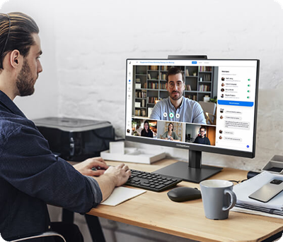 Ein Mann benutzt einen Desktop-Computer für eine Videokonferenz.