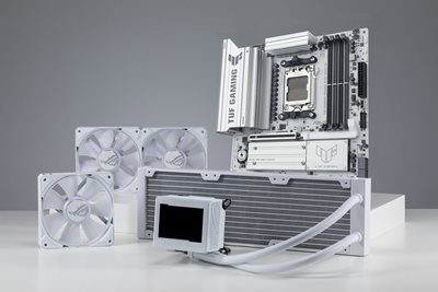 Das TUF GAMING B850M-PLUS WIFI7 W Motherboard steht aufrecht neben einem kompatiblen ASUS AIO-Kühler, um die Kompatibilität der Kühler für leistungsstarke Gaming-Builds zu verdeutlichen.