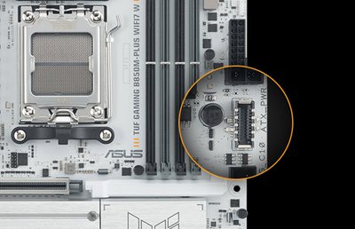 TUF GAMING B850M-PLUS WIFI7 W Motherboard mit einem vergrößerten Ausschnitt, der den USB 10Gbps Typ-C Anschluss auf der Vorderseite hervorhebt und die Unterstützung für Hochgeschwindigkeitsverbindungen zeigt.