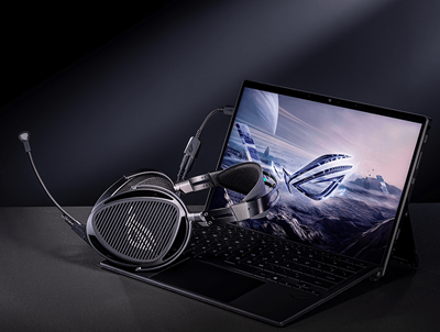 ROG Kithara Gaming-Headset, angeschlossen an einen Laptop mit einem USB-C-auf-Doppel-3,5 mm-Adapter